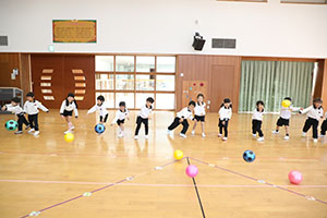 体操教室　ーボール投げー　ひまわり