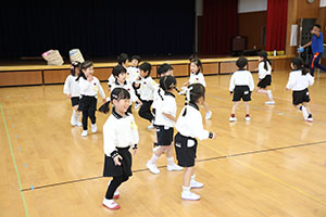 体操教室　ーボール投げー　ひまわり