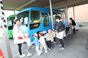 汽車バスに乗りました🚌　2歳児クラス