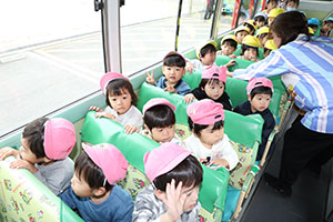汽車バスに乗りました🚌　2歳児クラス