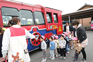汽車バスに乗りました🚌　2歳児クラス