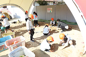 元気いっぱい園庭遊び！！　年長Aチーム