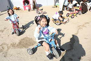 元気いっぱい園庭遊び！！　年長Aチーム