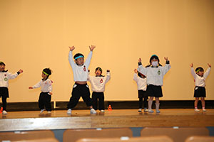 柿安シティーホールでリズム予行  年少Bチーム（うさぎ・ことり・りす）