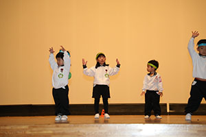 柿安シティーホールでリズム予行  年少Bチーム（うさぎ・ことり・りす）