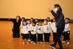 柿安シティーホールでリズム予行  年少Bチーム（うさぎ・ことり・りす）