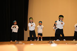 柿安シティーホールでリズム予行  年少Aチーム（こあら・ぱんだ・きりん）