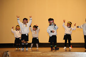 柿安シティーホールでリズム予行  年少Aチーム（こあら・ぱんだ・きりん）