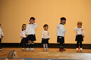 柿安シティーホールでリズム予行  年少Aチーム（こあら・ぱんだ・きりん）