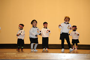 柿安シティーホールでリズム予行  年少Aチーム（こあら・ぱんだ・きりん）