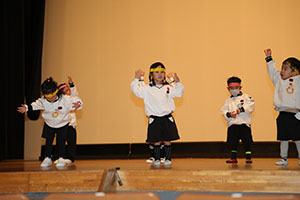 柿安シティーホールでリズム予行  年少Aチーム（こあら・ぱんだ・きりん）