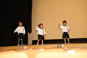 柿安シティーホールでリズム予行  年少Aチーム（こあら・ぱんだ・きりん）