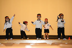 柿安シティーホールでリズム予行  年少Aチーム（こあら・ぱんだ・きりん）