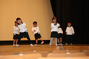 柿安シティーホールでリズム予行  年少Aチーム（こあら・ぱんだ・きりん）