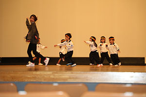 柿安シティーホールでリズム予行  年少Aチーム（こあら・ぱんだ・きりん）