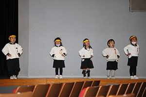 柿安シティーホールでリズム予行  年少Aチーム（こあら・ぱんだ・きりん）