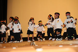 柿安シティーホールでリズム予行  年少Aチーム（こあら・ぱんだ・きりん）