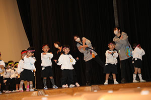 柿安シティーホールでリズム予行  年少Aチーム（こあら・ぱんだ・きりん）