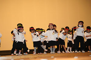 柿安シティーホールでリズム予行  年少Aチーム（こあら・ぱんだ・きりん）