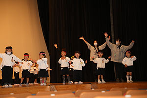 柿安シティーホールでリズム予行  年少Aチーム（こあら・ぱんだ・きりん）