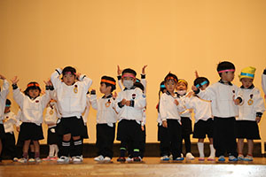 柿安シティーホールでリズム予行  年少Aチーム（こあら・ぱんだ・きりん）