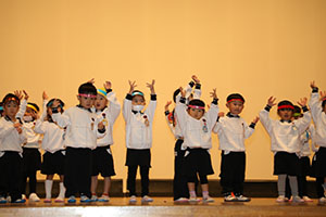 柿安シティーホールでリズム予行  年少Aチーム（こあら・ぱんだ・きりん）