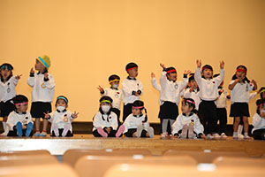 柿安シティーホールでリズム予行  年少Aチーム（こあら・ぱんだ・きりん）