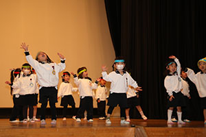 柿安シティーホールでリズム予行  年少Aチーム（こあら・ぱんだ・きりん）