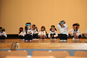 柿安シティーホールでリズム予行  年少Aチーム（こあら・ぱんだ・きりん）