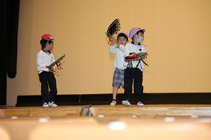 柿安シティーホールでリズム予行  年中Aチーム(ばら・すみれ）