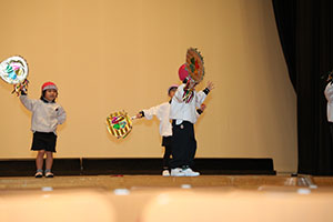 柿安シティーホールでリズム予行  年中Aチーム(ばら・すみれ）