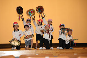 柿安シティーホールでリズム予行  年中Aチーム(ばら・すみれ）