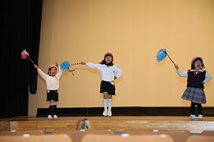 柿安シティーホールでリズム予行  年中Aチーム(ばら・すみれ）