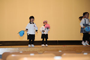 柿安シティーホールでリズム予行  年中Aチーム(ばら・すみれ）