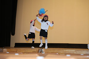 柿安シティーホールでリズム予行  年中Aチーム(ばら・すみれ）