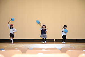 柿安シティーホールでリズム予行  年中Aチーム(ばら・すみれ）