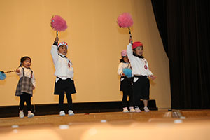柿安シティーホールでリズム予行  年中Aチーム(ばら・すみれ）