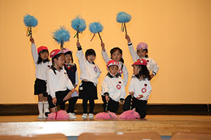 柿安シティーホールでリズム予行  年中Aチーム(ばら・すみれ）