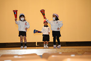 柿安シティーホールでリズム予行  年中Aチーム(ばら・すみれ）