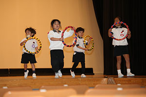 柿安シティーホールでリズム予行  年中Aチーム(ばら・すみれ）