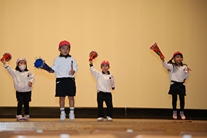 柿安シティーホールでリズム予行  年中Aチーム(ばら・すみれ）