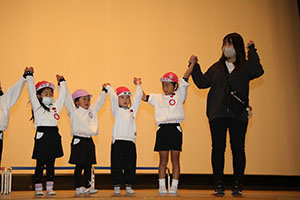 柿安シティーホールでリズム予行  年中Aチーム(ばら・すみれ）