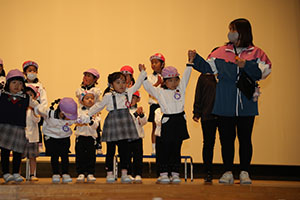 柿安シティーホールでリズム予行  年中Aチーム(ばら・すみれ）