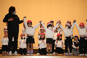 柿安シティーホールでリズム予行  年中Aチーム(ばら・すみれ）