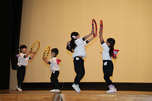 柿安シティーホールでリズム予行  年中Aチーム(ばら・すみれ）