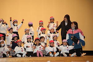 柿安シティーホールでリズム予行  年中Aチーム(ばら・すみれ）