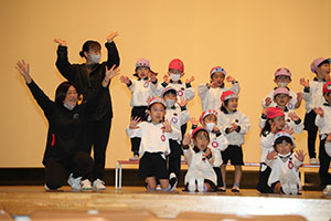 柿安シティーホールでリズム予行  年中Aチーム(ばら・すみれ）
