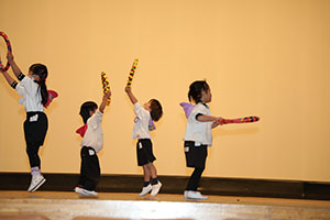 柿安シティーホールでリズム予行  年中Aチーム(ばら・すみれ）