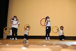 柿安シティーホールでリズム予行  年中Aチーム(ばら・すみれ）