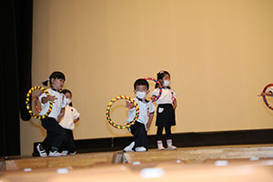 柿安シティーホールでリズム予行  年中Aチーム(ばら・すみれ）